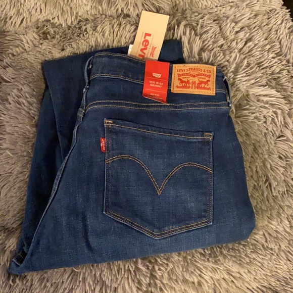Levi’s Mid Rise Skinny Jean - Picture 6 of 7